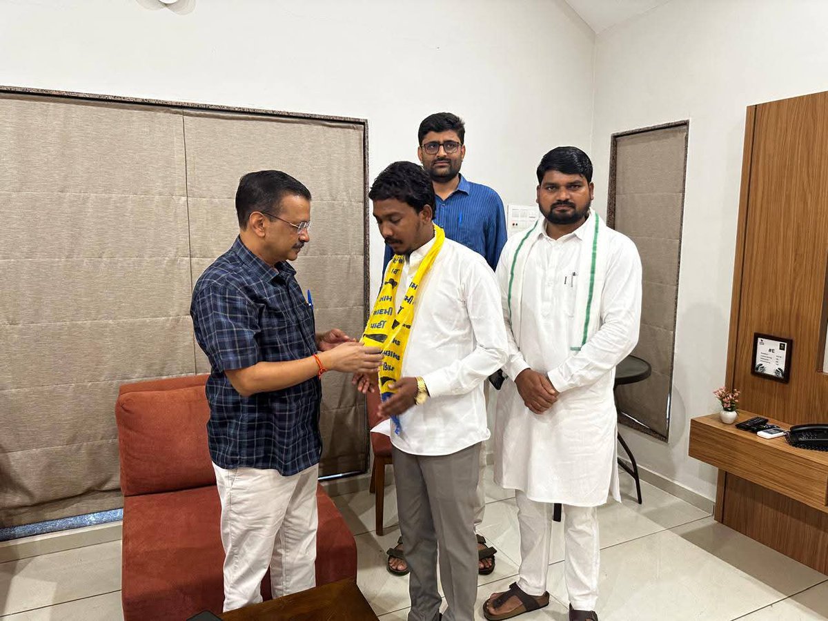 Chaitar_Vasava's tweet image. આમ આદમી પાર્ટીની કામની રાજનીતિથી પ્રેરિત થઈને ભારતીય ટ્રાયબલ પાર્ટી (BTP) ના ગુજરાત પ્રદેશ અધ્યક્ષ એવા મારા જુના મિત્ર ભાઈશ્રી દેવેન્દ્ર મેડા આજે AAP ના રાષ્ટ્રીય સંયોજક શ્રી @ArvindKejriwal જી ની ઉપસ્થિતમાં વિધિવત રીતે આમ આદમી પાર્ટીમાં જોડાયા.
AAPGujarat પ્રદેશ પ્રમુખ…