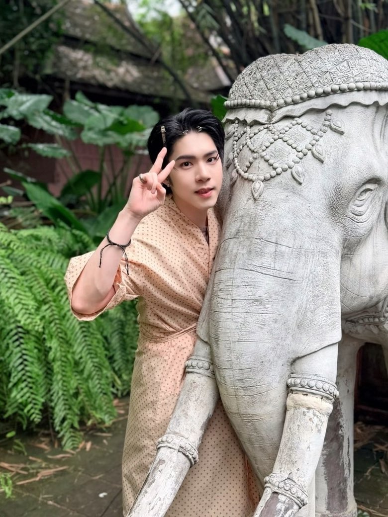 LoveUponaTimeTH's tweet image. ภพเธอ Love Upon a Time Series 🕰 
วันใหม่ขึ้น ๑๐ ค่ำ เดือน ๑๒ ปีมะเส็ง วันนี้บ่าวอยู่รับใช้คุณเกล้าเช่นเคยขอรับ 🙇🏻 ว่าแต่เอ… คุณเกล้าถ่ายภาพคู่กับช้างเยี่ยงนี้ มีนัยกระไรหรือไม่ขอรับ ฤๅคะนึงถึงผู้ใดหนา.. 🤔
Love Upon a Time Q23
#ภพเธอQ23