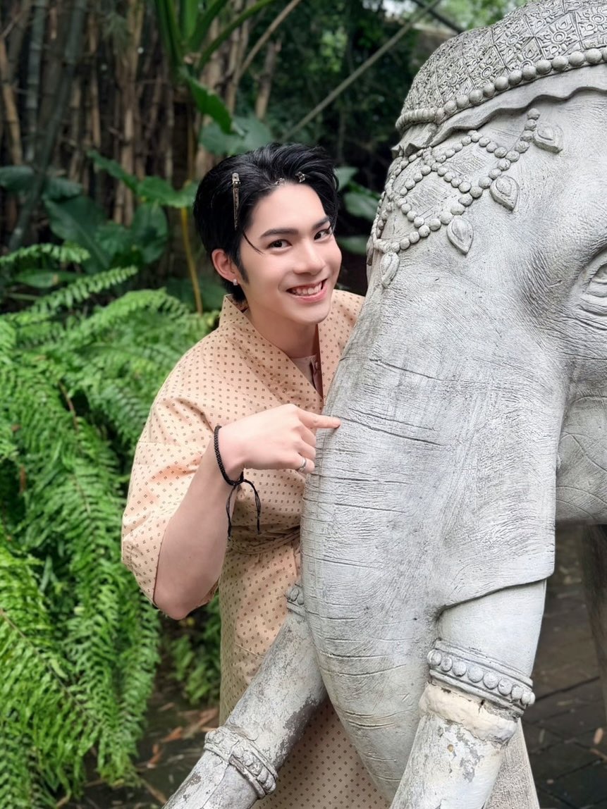 LoveUponaTimeTH's tweet image. ภพเธอ Love Upon a Time Series 🕰 
วันใหม่ขึ้น ๑๐ ค่ำ เดือน ๑๒ ปีมะเส็ง วันนี้บ่าวอยู่รับใช้คุณเกล้าเช่นเคยขอรับ 🙇🏻 ว่าแต่เอ… คุณเกล้าถ่ายภาพคู่กับช้างเยี่ยงนี้ มีนัยกระไรหรือไม่ขอรับ ฤๅคะนึงถึงผู้ใดหนา.. 🤔
Love Upon a Time Q23
#ภพเธอQ23