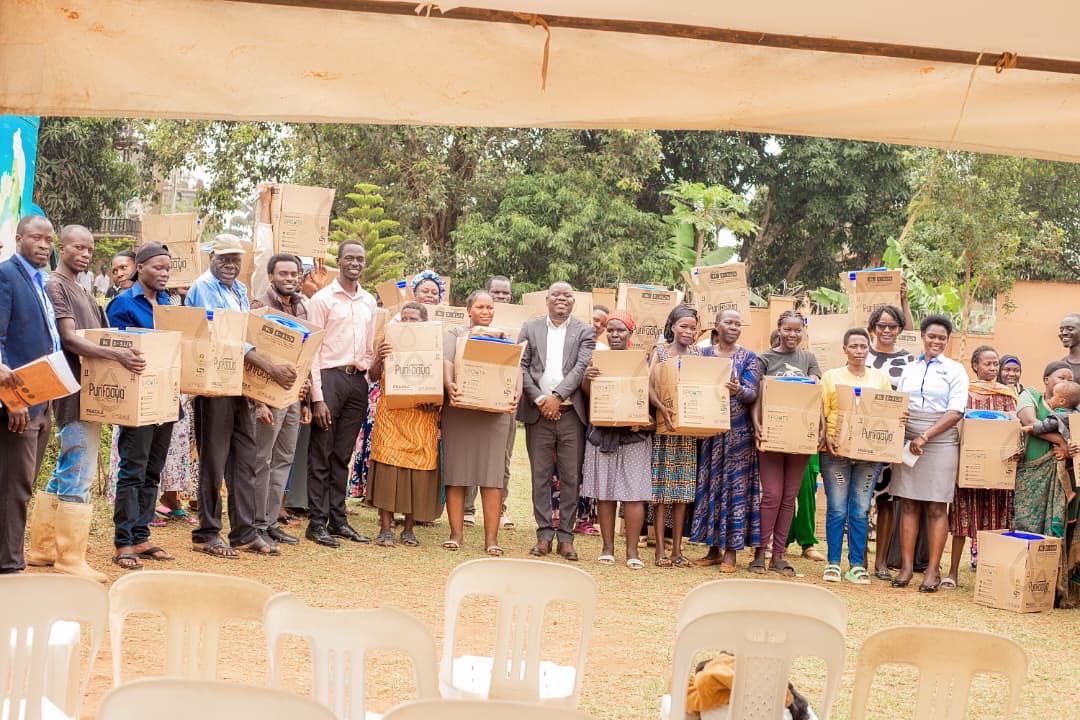 RotaryNaalya's tweet photo. As #RcNaalya, this week under #RotaryEyamba spirit, we reached out to St.Mbaga Tuzinde Primary School fueling learning with 500+ textbooks,clean water for students, and mentorship for P7 candidates. 

We are nurturing a young confident and empowered generation.
#ServiceAboveSelf https://t.co/rXtcuzfsGy