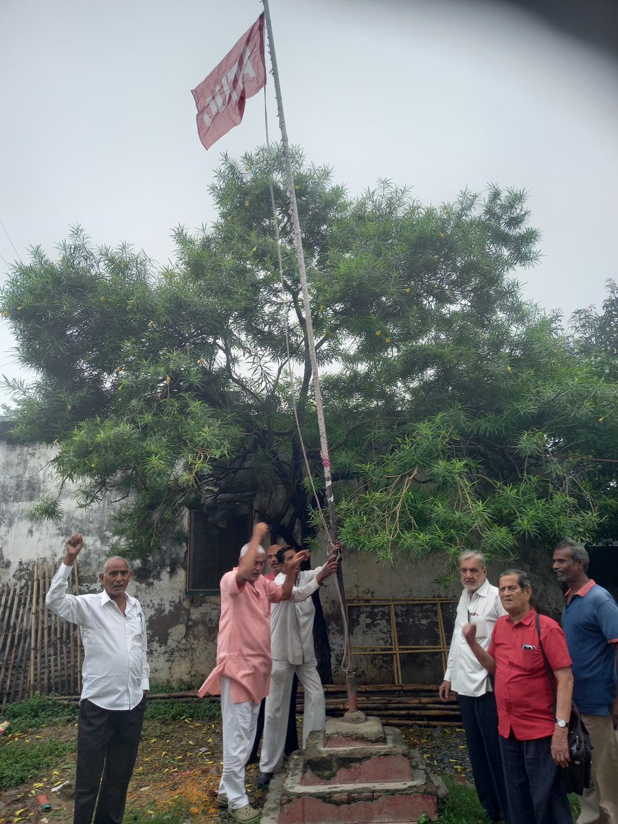 vishwajeet_aisf's tweet image. Revolutionary Greetings to all workers and the working class on the occasion of 105th foundation Day of #AITUC. 
आज #एटक राज्य कार्यालय केदार भवन में एटक के झंडे का झंडोतोलन कर और एटक के महासचिव व सांसद रहे का. गुरुदास दासगुप्ता के पांचवीं स्मृति वर्षगांठ पर उन्हें याद किया गया.