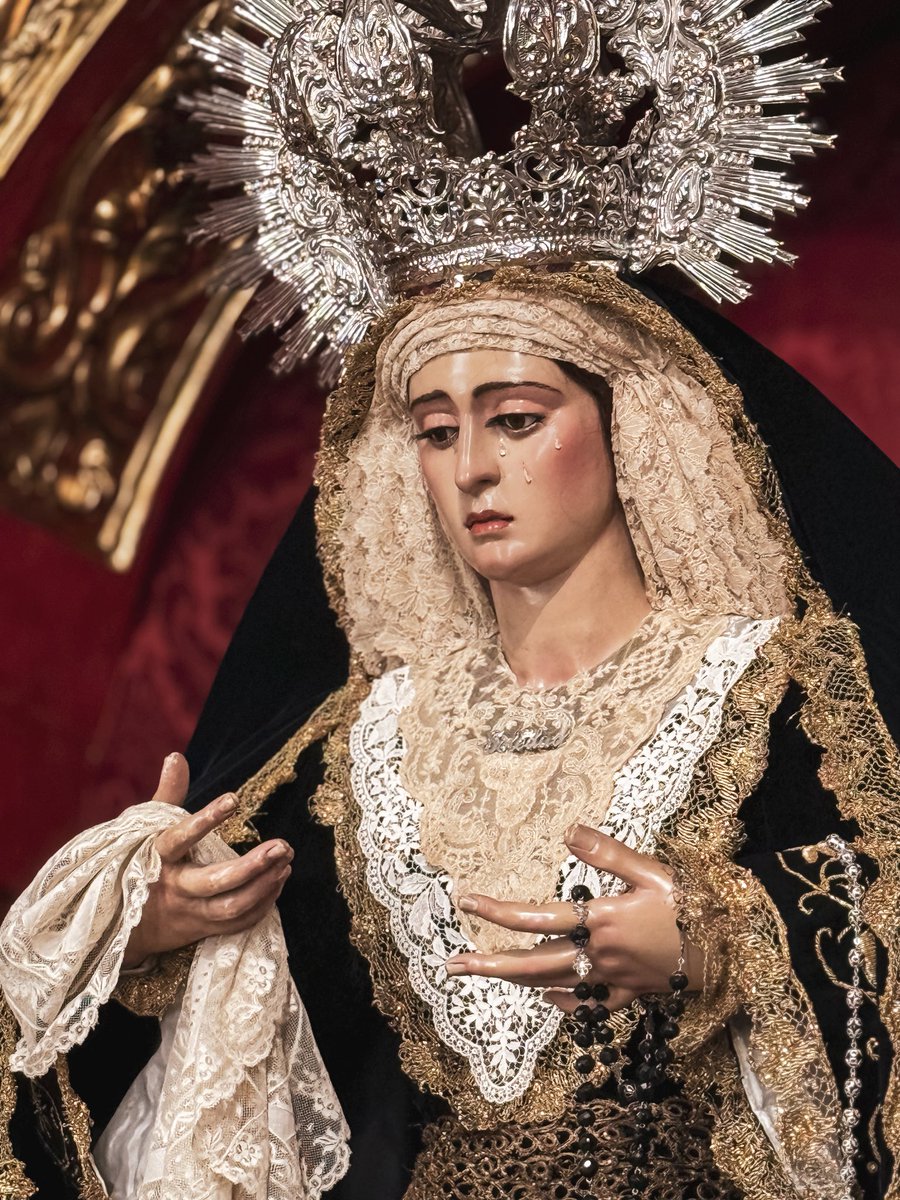 ⚫️ La Santísima Virgen ha sido vestida para el mes de los difuntos, tiempo de oración por las almas de los fieles difuntos.

Luce su saya negra bordada más antigua, acompañada del fajín perteneciente al mismo conjunto.

#SoledadLaAlgaba