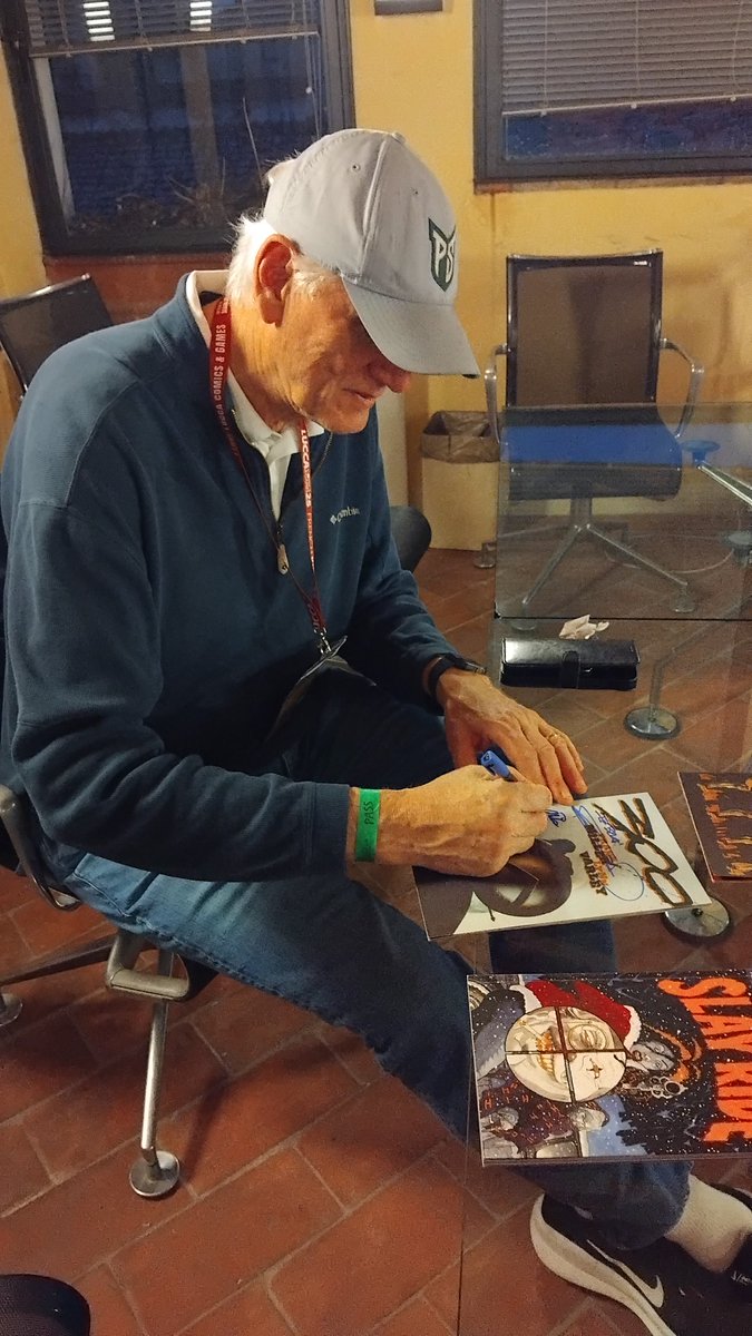 Un grand monsieur dans tous les sens du terme : Mike Richardson, le créateur de <a href="/DarkHorseComics/">Dark Horse Comics</a> . Une légende qui a publié SIN CITY, 300,  et...HELLBOY.
Deux pages exclusives pour la presse française pour Geek magazine.