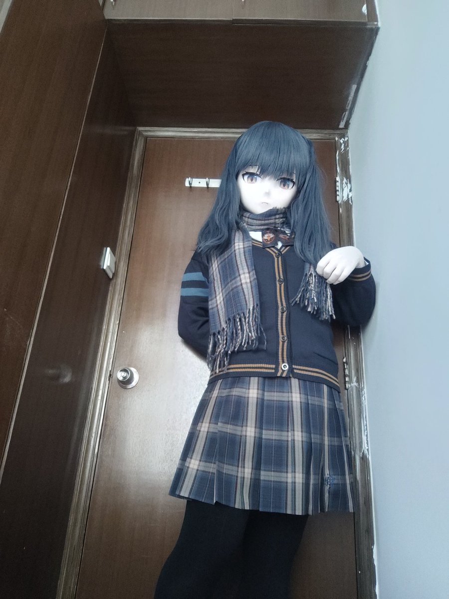 FuHua_666's tweet photo. 孩子长那么大第一次听说你广十月份入秋了，既然入秋了那肯定要穿厚黑啦（其实差点在空调房变娃被热死）

俺滴头壳也送修回来力，修改了下发色后面准备出异德但是耳朵不在家里果咩纳塞） https://t.co/C74XyIYmWd