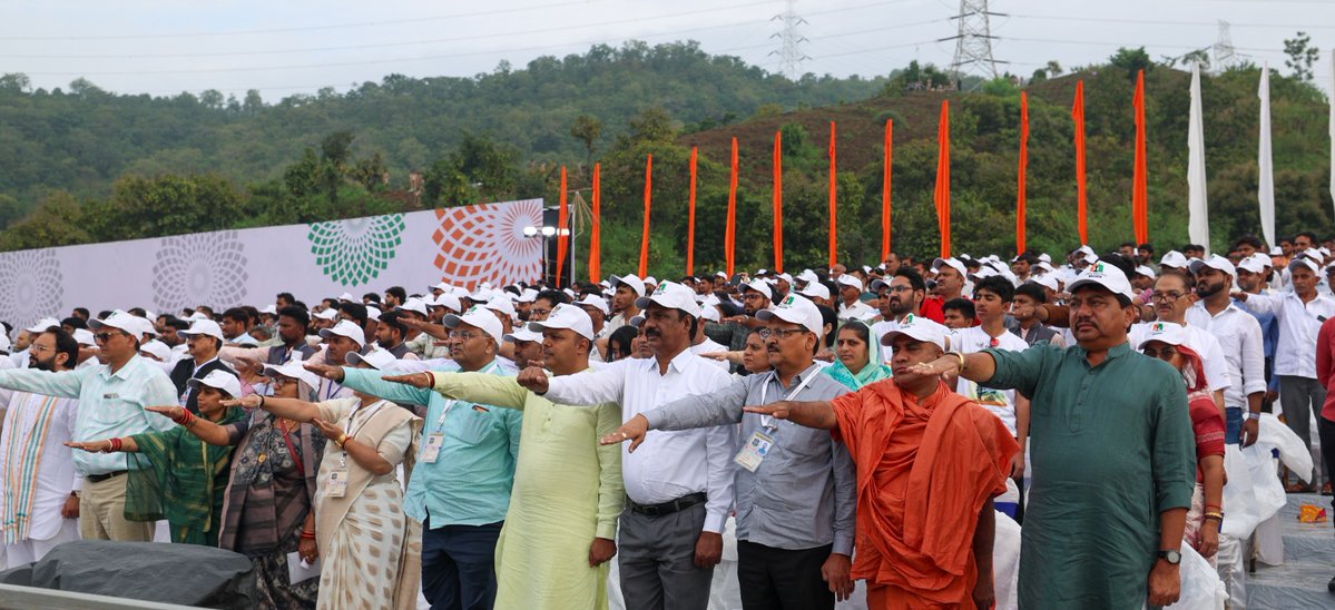 BJP4Gujarat's tweet image. આ પરેડમાં BSF, CRPF, CISF, ITBP, SSB અને વિવિધ રાજ્યોના પોલીસ જવાનો જોડાયા તેમજ ભારતની એકતાના દર્શાવતી ભવ્ય સાંસ્કૃતિક પ્રસ્તુતિ થઈ.

આ અવસરે માનનીય પ્રધાનમંત્રીશ્રીએ સૌને રાષ્ટ્રીય એકતાના શપથ લેવડાવ્યા તેમજ રાષ્ટ્રને સંબોધનમાં જણાવ્યું કે &quot;મા ભારતીની સાધના દરેક દેશવાસીની સૌથી…