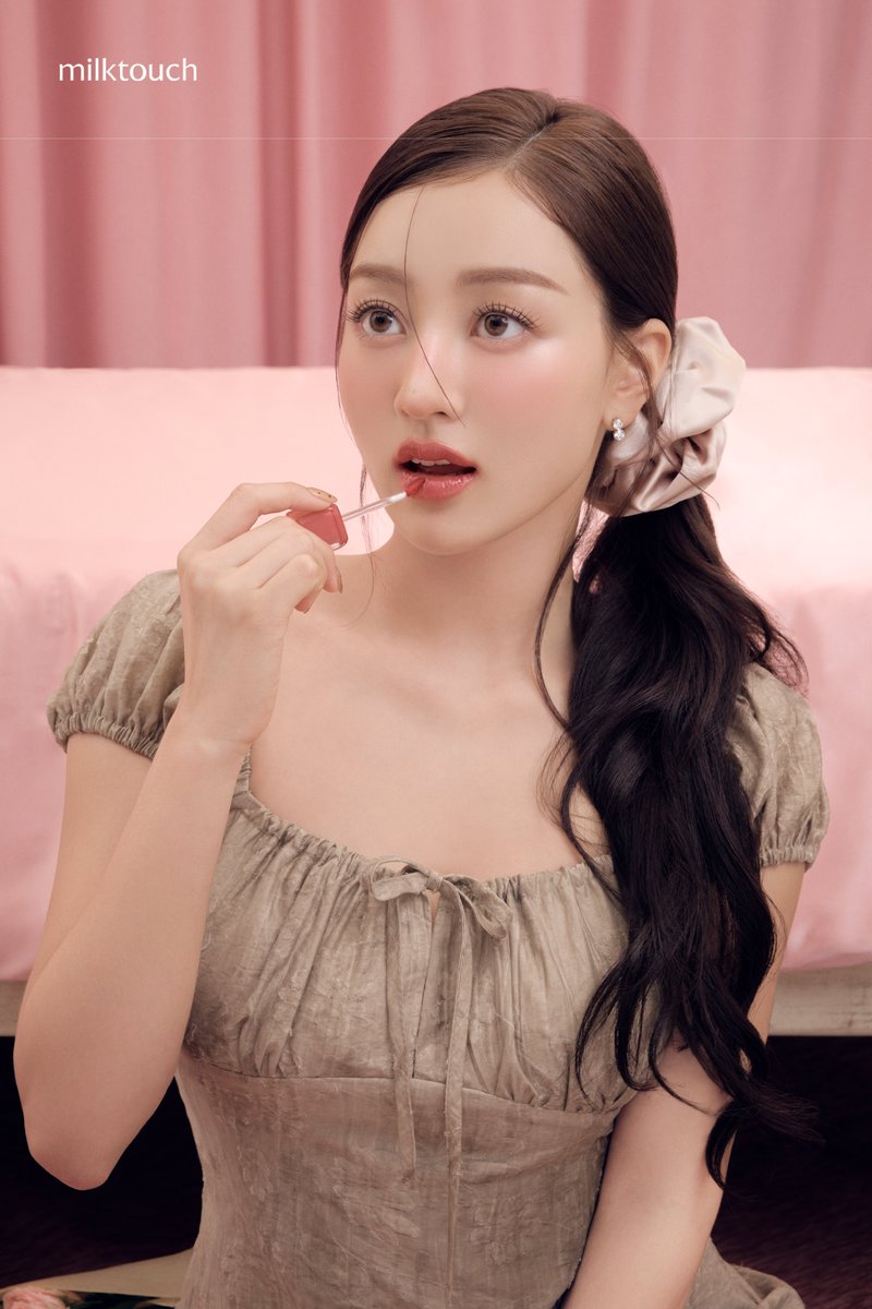 원스를 위해 꽁꽁 숨겨둔 러블리한 미공개컷 공개!
이 비주얼 진짜예요(｡♥‿♥｡)?

향긋한 애프터눈티와 함께
곁들이는 달콤한 초콜렛의 맛! 13 #애프터눈로즈 🌹

젤리핏 틴티드 글로우 틴트 𝙉𝙚𝙬 컬러를
밀크터치 공식몰에서 만나보세요!