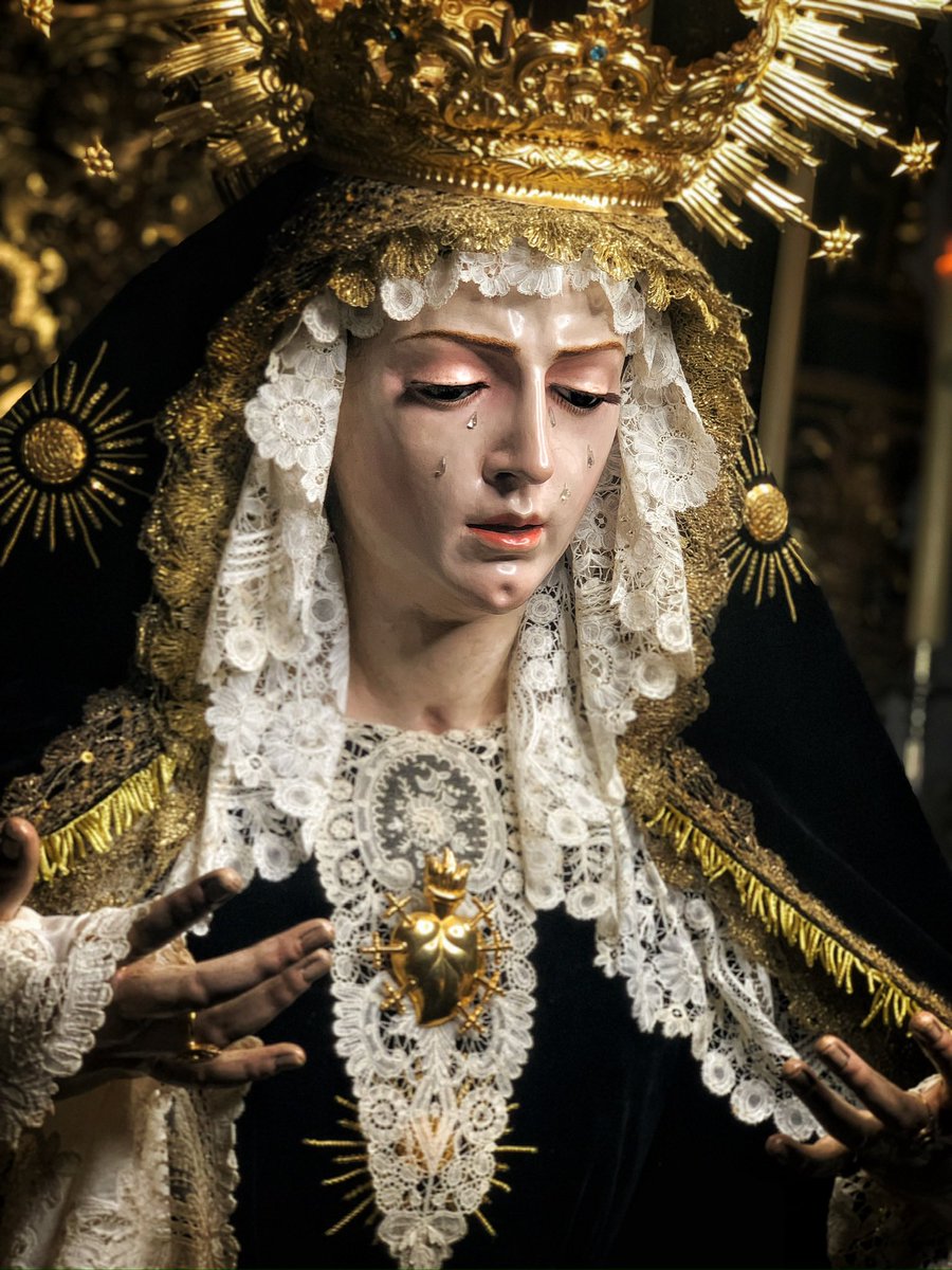 VeraCruzAriscal's tweet image. PRIOSTÍA | María Santísima de los Dolores ha sido vestida para la cercana Conmemoración de los Fieles Difuntos y próximas festividades. 

Para la ocasión luce terno negro de los soles bordado en oro y un conjunto de encajes de punto duquesa.