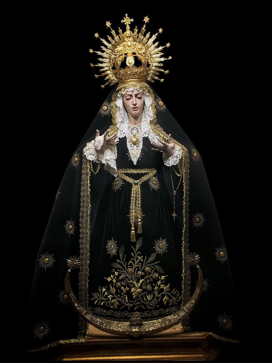 VeraCruzAriscal's tweet image. PRIOSTÍA | María Santísima de los Dolores ha sido vestida para la cercana Conmemoración de los Fieles Difuntos y próximas festividades. 

Para la ocasión luce terno negro de los soles bordado en oro y un conjunto de encajes de punto duquesa.