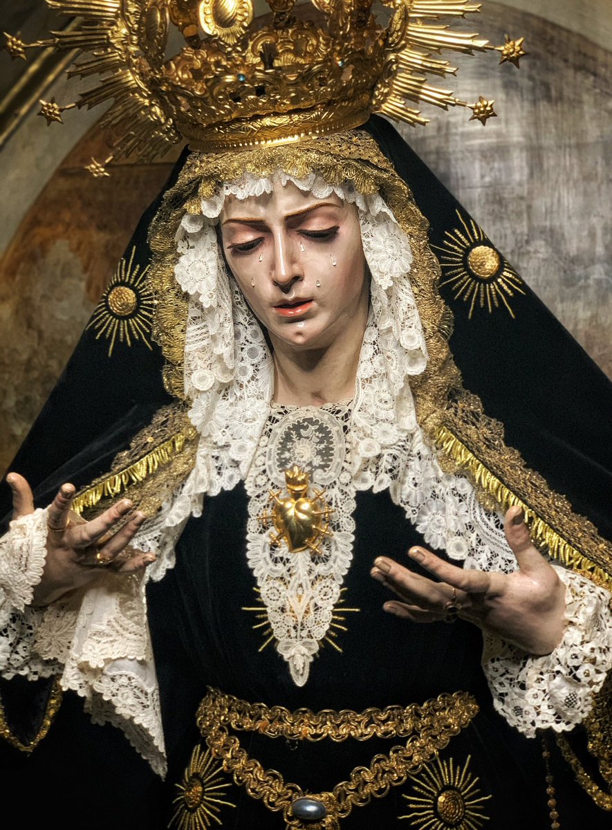 VeraCruzAriscal's tweet image. PRIOSTÍA | María Santísima de los Dolores ha sido vestida para la cercana Conmemoración de los Fieles Difuntos y próximas festividades. 

Para la ocasión luce terno negro de los soles bordado en oro y un conjunto de encajes de punto duquesa.