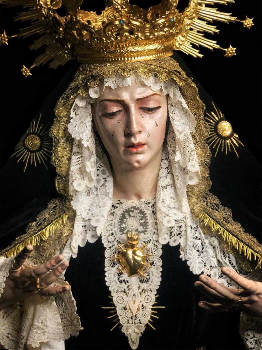 VeraCruzAriscal's tweet image. PRIOSTÍA | María Santísima de los Dolores ha sido vestida para la cercana Conmemoración de los Fieles Difuntos y próximas festividades. 

Para la ocasión luce terno negro de los soles bordado en oro y un conjunto de encajes de punto duquesa.