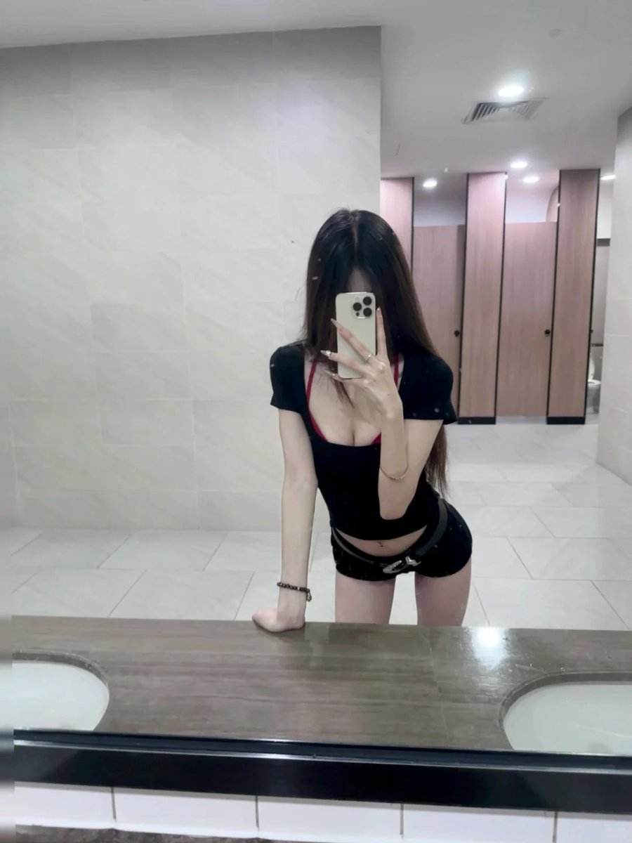 0916xiaoyu's tweet photo. 和閨蜜逛商場突然來感覺了

只能背著她自己躲衛生間解決😂 https://t.co/jqASGenfIW
