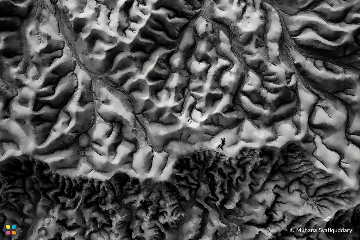 📸 #PhotoOfTheDay 

"Lost in Your Brain | تشويش ذهني"

© Muhana Syafiquddary | Indonesia

#HIPA #HIPAae #photography #photographerlovers #Indonesia #BlackAndWhitePhotography #AerialPhotography #SkyHighViews