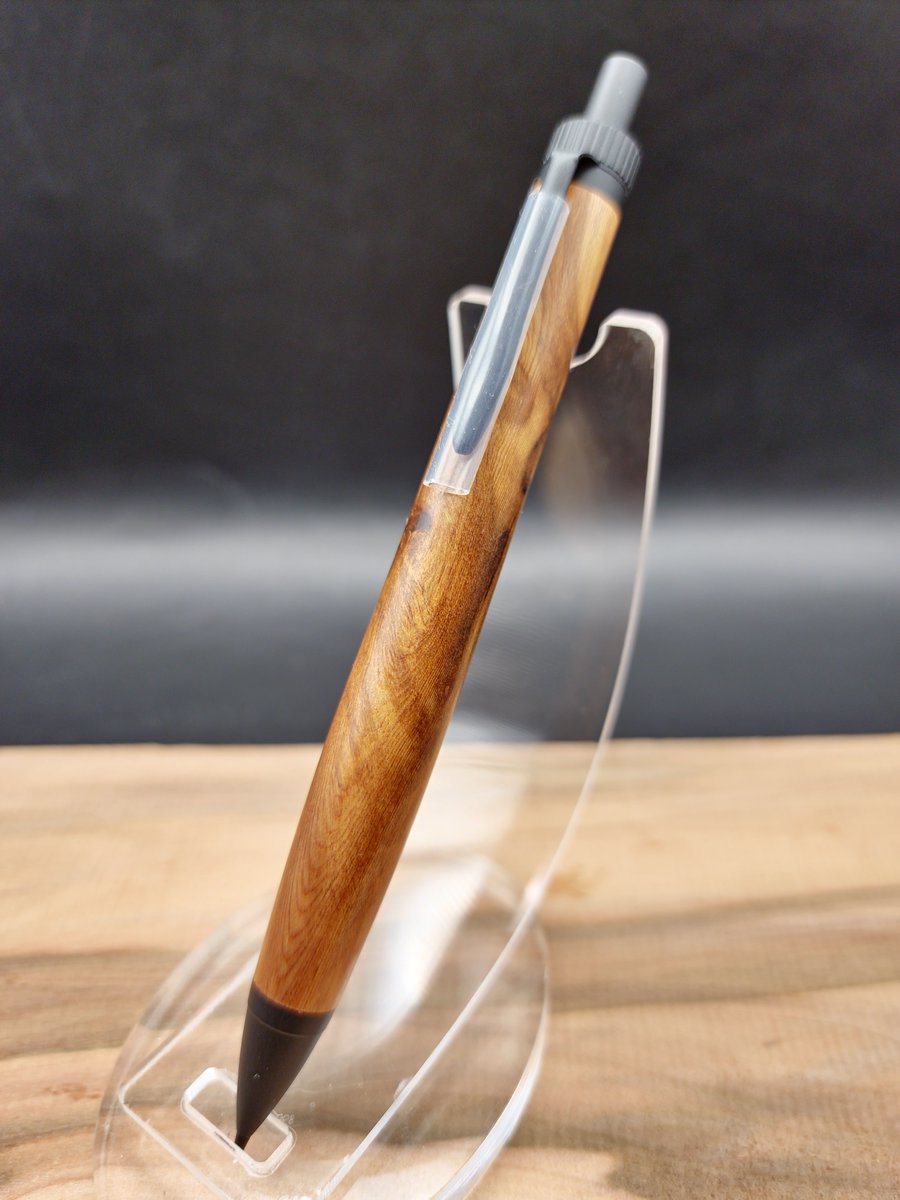 【フォロワー10000人超えるまで毎週プレゼント企画】

第38弾です

今回は"不思議なまだら模様/屋久杉"のシャーペンです！

応募条件です

今回はリプライ(コメント)にて当選率1.5倍に確率upです🙋

・11/3(〜23:59)まで
・リツイート&amp;フォロー