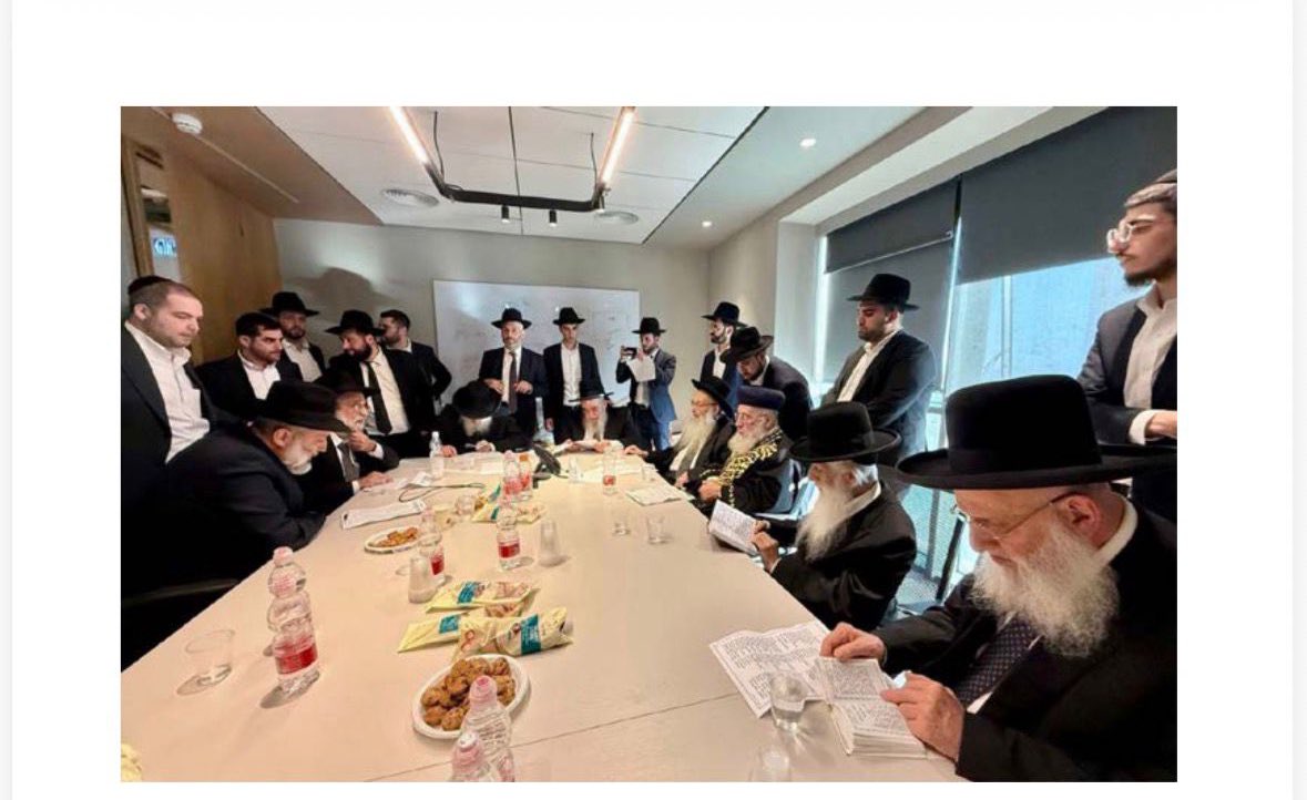 ishaycoen's tweet image. ובכן: רק המנהיגים שהקלטותיהם פורסמו בלא ״זכו״ לתמונה בביטאון ש״ס. נקמה? כנראה. 
והם עוד קוראים לעצם ״ביטאון עולם התורה״. כך זה שיש מי שרואה עצמו עליון על ההנהגה הרוחנית. לבלרים (״סופרים״) שפוגעים בגדול הדור. אוי לבושה. לאן עוד יתדרדרו. הציבור לא ישתוק על פגיעה במנהיגיו.