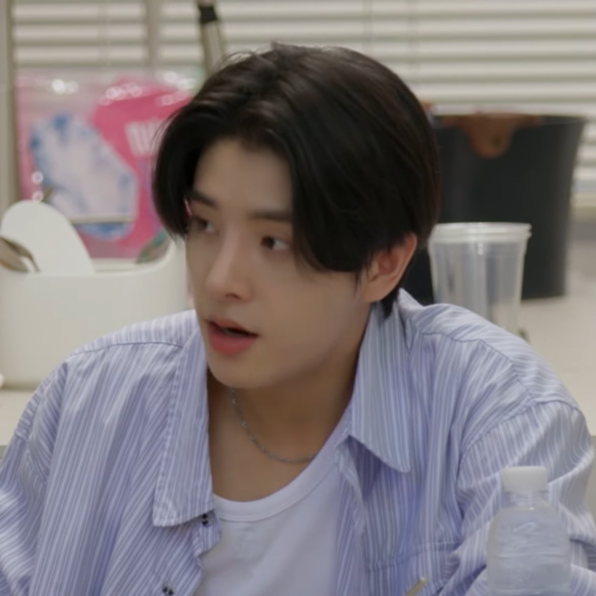 deerkw_05's tweet image. : ตื่นมาก็บ่นจะกินนู่นกินนี่ ใครจะตามใจเธอไหววะ 

: พี่จ๋าบ่นอะไร 

: แมวค่ะ แมวข้างนอกบ่นหิวอีกแล้ว