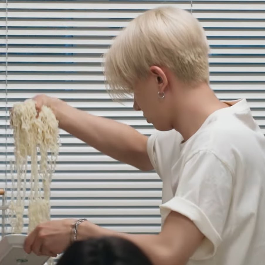 deerkw_05's tweet image. : ตื่นมาก็บ่นจะกินนู่นกินนี่ ใครจะตามใจเธอไหววะ 

: พี่จ๋าบ่นอะไร 

: แมวค่ะ แมวข้างนอกบ่นหิวอีกแล้ว