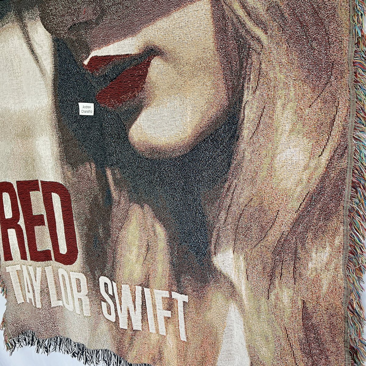 พรมทอ เทเลอร์ สวิฟต์ อัลบั้ม เรด ปี 2013 Taylor Swift Red Blanket ปี 2013 (Official Merchandise from Taylor Swift Store)

ราคา 1,990 ส่งฟรีครับ 

สภาพดี ไม่มีตำหนิ เริ่มหายากแล้วครับ

#ตลาดนัดสากล #ตลาดนัดสวิฟตี้ #ตลาดนัดTaylorSwift #ตลาดนัดharrystyles