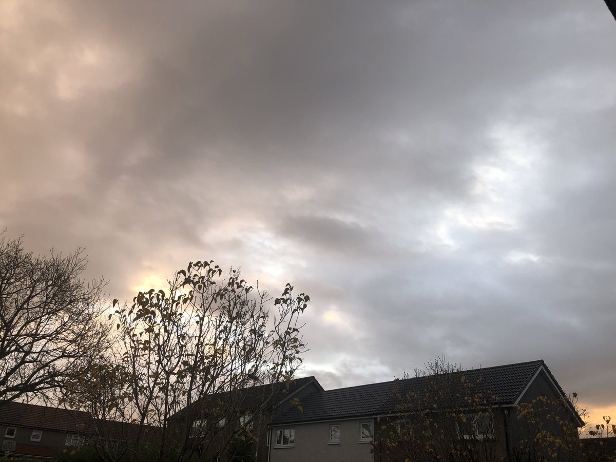 IonisedSkyWatch's tweet photo. Grand rising to you all 🫡🤗😊
Halloween skies for Halloween guise 👻🤡👹😈🤖
Have a top class Friday and weekend ✊🏻 https://t.co/6Lguinjz1M