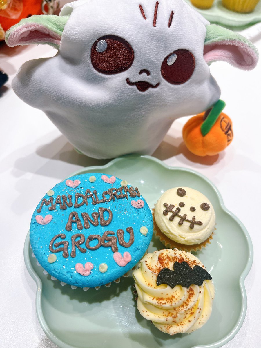 #GroguHalloweenParty2025

トイサピであっちゃん、maruちゃんと
合流してランチしてカップケーキ食べたりした
文字が描けたのでマンダロリアンでお願いしました
可愛いかった
