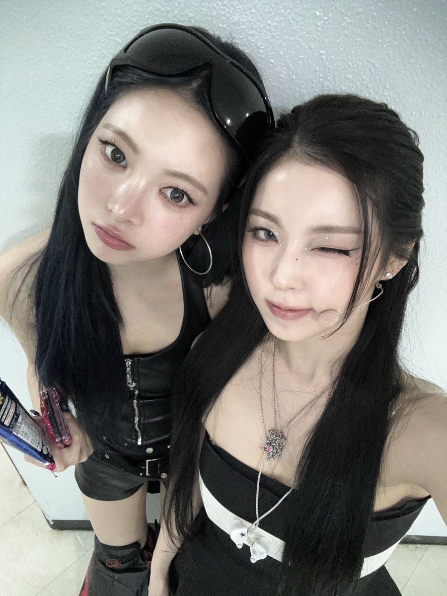 FIMBASE's tweet image. Kyujin of NMIXX shared pictures of her and EUNCHAE via Bubble 🫧💙

(1/2)

#HONGEUNCHAE #홍은채
#LE_SSERAFIM #르세라핌