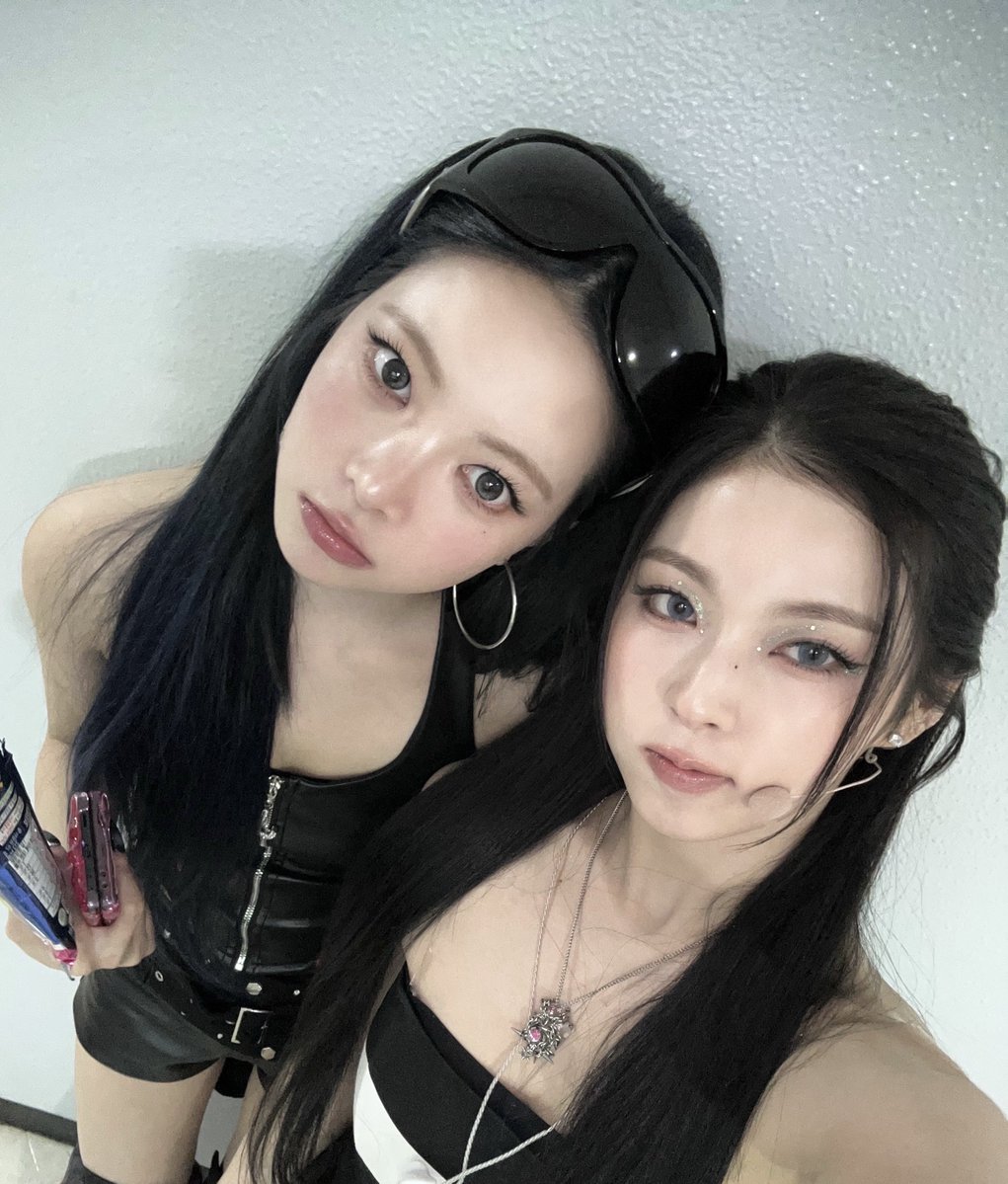 FIMBASE's tweet image. Kyujin of NMIXX shared pictures of her and EUNCHAE via Bubble 🫧💙

(1/2)

#HONGEUNCHAE #홍은채
#LE_SSERAFIM #르세라핌