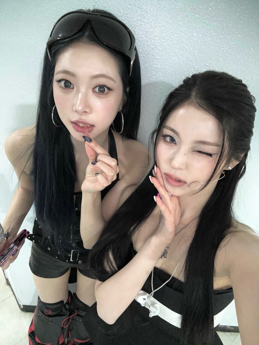 FIMBASE's tweet image. Kyujin of NMIXX shared pictures of her and EUNCHAE via Bubble 🫧💙

(1/2)

#HONGEUNCHAE #홍은채
#LE_SSERAFIM #르세라핌