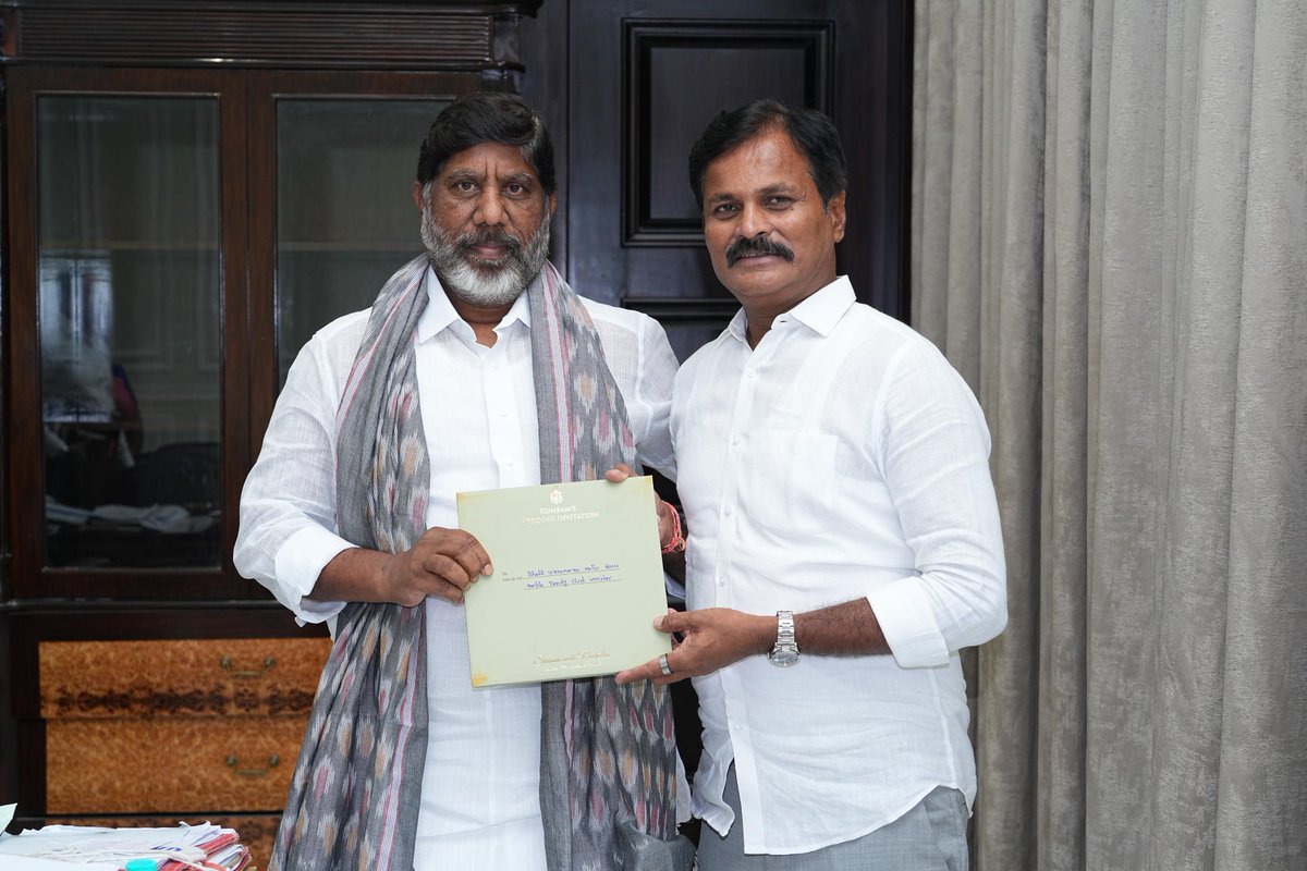 భువనగిరి ఎమ్మెల్యే కుంభం అనిల్ కుమార్ రెడ్డి గారు డిప్యూటి సియం <a href="/Bhatti_Mallu/">Bhatti Vikramarka Mallu</a> గారిని వారి నివాసంలో కలిసి నవంబర్ 7 న హైదరాబాద్ హైటెక్స్ లో జరిగే తన కుమారుడు శ్రీరామ్ రెడ్డి వివాహా ఆహ్వాన పత్రికను అందజేసారు..