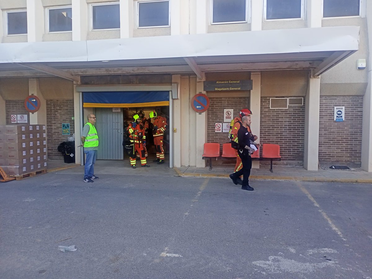 🚒Simulacro de incendios en el #HospitaldeSagunto para entrenar al personal y probar los planes de actuación ante un incendio o la llegada masiva de pacientes.
El sargento acudió al puesto de mando y  los bomberos al lugar del incendio.