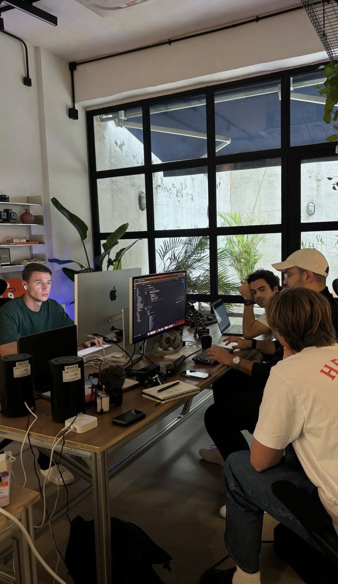 MehdiChioukh's tweet image. Just building cool stuff with cool people 🤷‍♂️🇭🇰