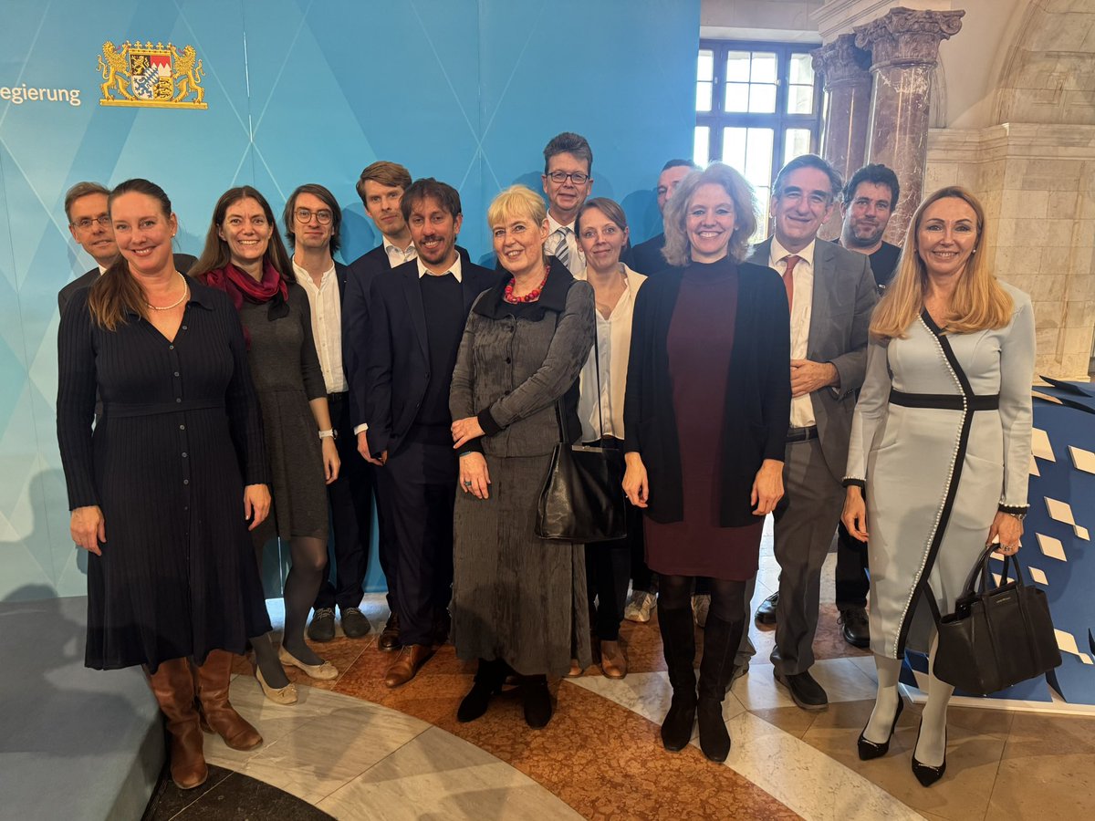 muller_group's tweet image. Another #group #photo of the e-conversion #cluster #members joining the #reception for the #Bavarian clusters of #excellence in the #Dome Hall of the Bavarian State Chancellery - here in front of the blue wall
