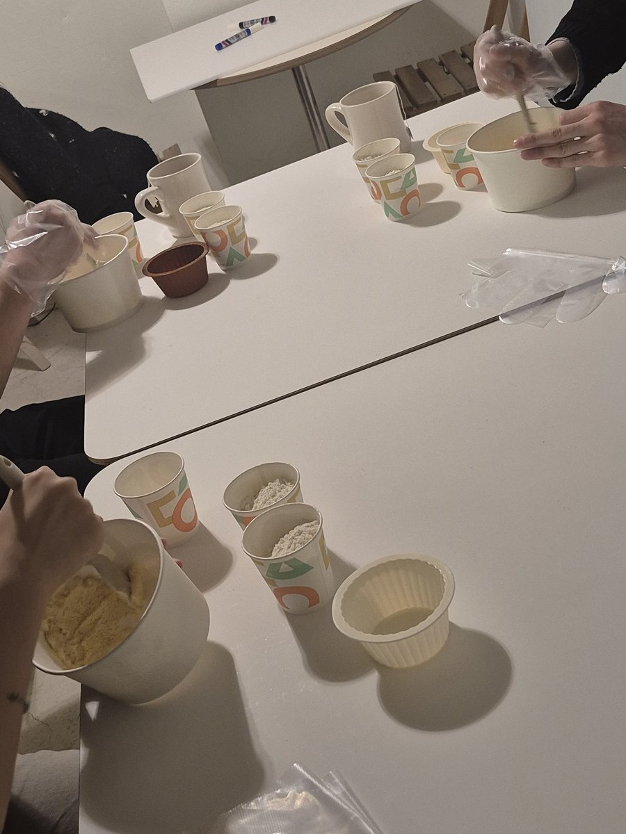 10월 29일 할로윈벙👻

할로윈때 아무곳도 가지 못하는 게 서러워서 직접 열었어요.
미국스러운 음식들도 먹고 호박파이 만들고 심야괴담회도 보며 아주 꽉꽉 알차게 시간 보냈네요!
빈손으로 오시라니까 다들 무언가 하나씩···🥹
마음 따뜻해지는 으스스한 벙이었네요🎃