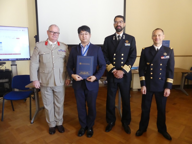 jmsdf_msc's tweet image. 令和7年10月6日~10日にかけて、#イタリア サンレモ市において実施されたIIHL 主催の武力紛争法海上作戦特別コースに #海上自衛隊 #幹部学校 から作戦法規研究室 望月3佐が参加しました。著名な講師陣との講義と、様々な国の参加者による活発な議論を通じ、海上武力紛争法の知識を深化させました。