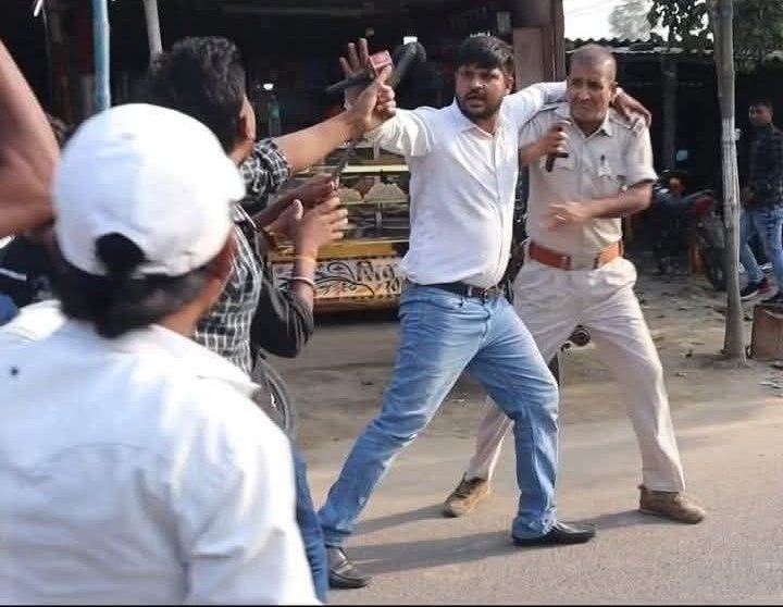 azizkavish's tweet photo. जहां मैटर बड़े होते हैं, वहां मियां भाई खड़े होते हैं

जब भीड़ ने पुलिस पर हमला किया तो ये लड़का "जैफ़ कुरेशी"  पुलिस को बचाने  में लग गया. https://t.co/lpd4608Aoq