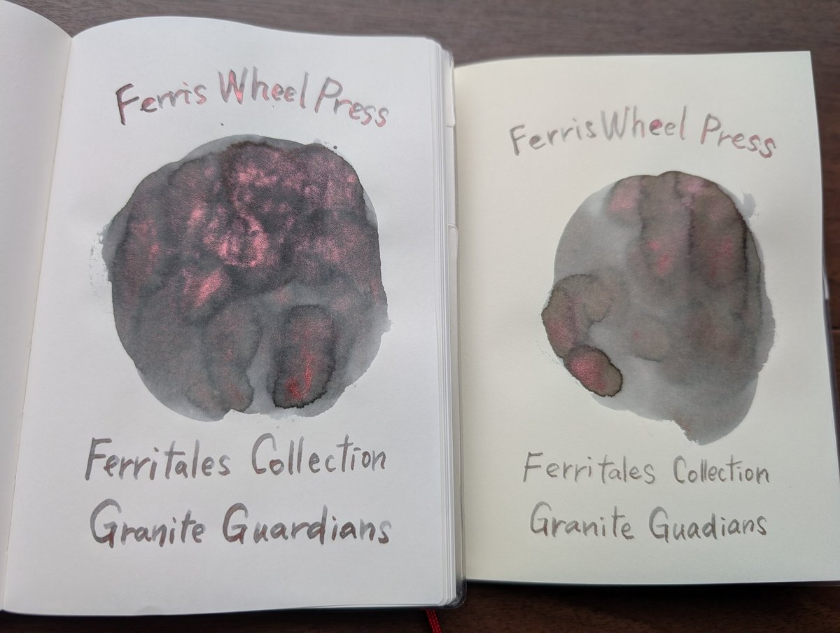 #万年筆インク
フェリスホイールプレス
フェリテールコレクション
グラナイト ガーディアンズ

灰色に、ピンクめいたラメが閃いています。ガーディアンの像に魔法がかかり、今夜動き出すかもしれない、そんな雰囲気の色です。
トモエリバー白(左)は暗めで少し怖く、MDクリーム色(右)は明るめで幻想的。