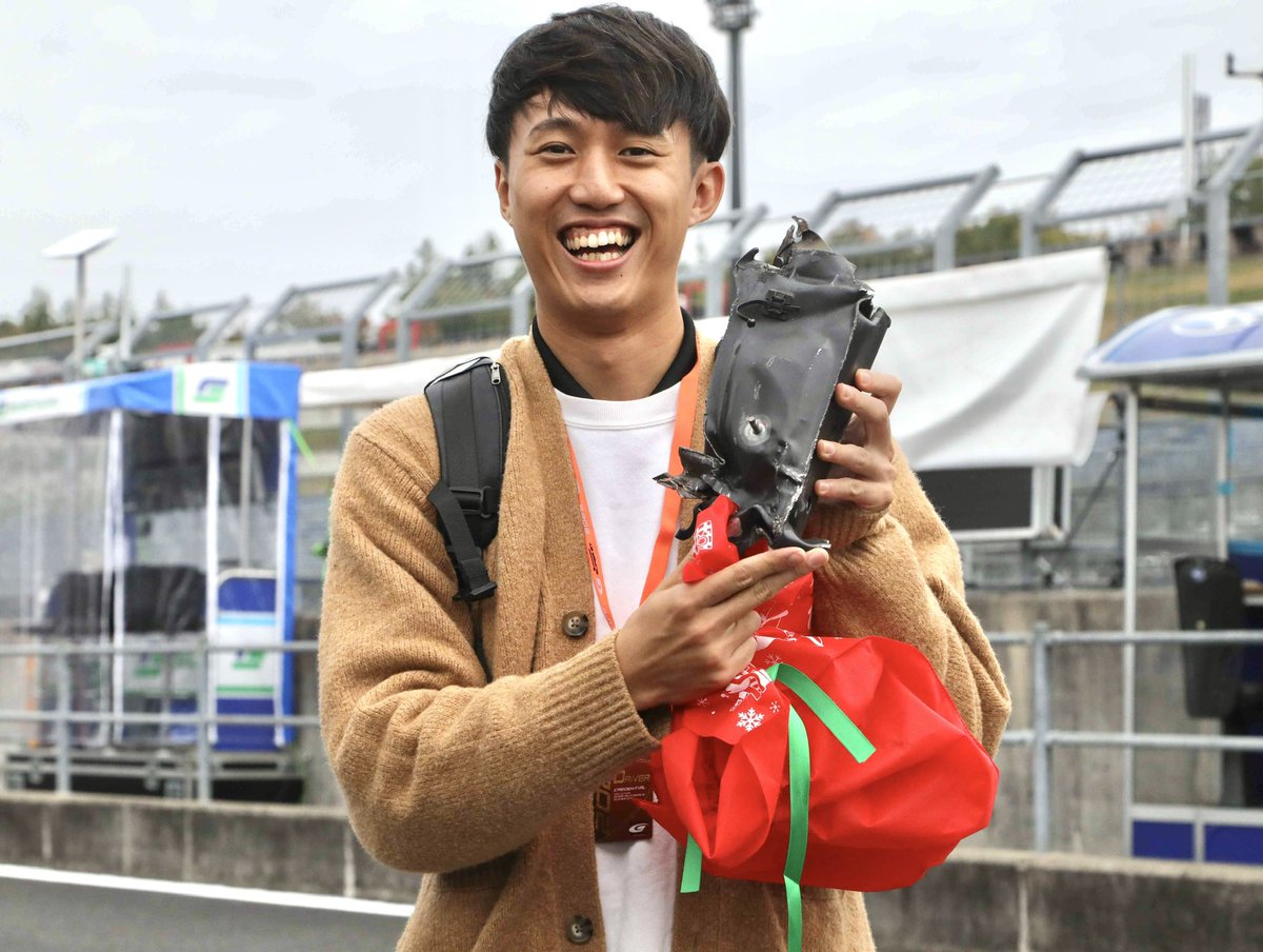 #11 大木 一輝選手がチームの方から特別なプレゼントを貰っていました👀🎁

お話を伺ったところ、中身は前回大会の大きなクラッシュの衝撃を吸収したパーツとのことでした❗️

大木選手、今大会も頑張ってください！🙌

#SUPERGT
#スーパーGT
#もてぎGT300km
#GRANDFINAL
#モビリティリゾートもてぎ
