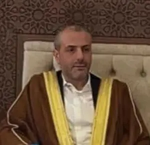 🔴 Suriye Devlet Başkanı Ahmed Şara, yolsuzlukla mücadele kapsamında kardeşi Cemal Şara’nın ofisini mühürletti ve kamu kurumlarının onunla çalışmasını yasakladı.

Cemal Şara’nın plakasız lüks araçlarla dolaştığı ve aile bağlarını kullanarak ticari projeler yürütmeye çalıştığı