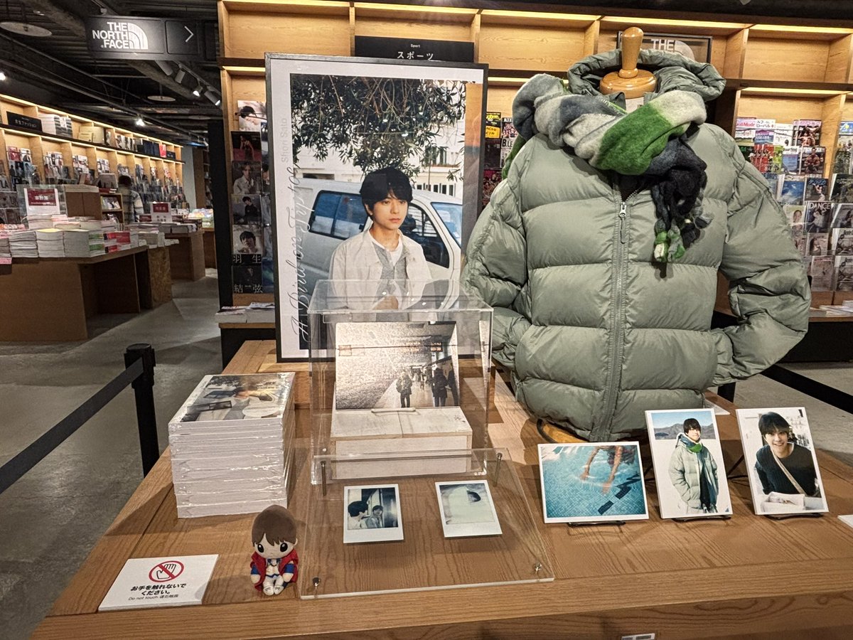 naoshoritan's tweet image. ようやくゲット!帰りぎわ笑
マジでとてつもなくデカイ!!蔦屋!!
衣装展ᯒᯎ″❤
 #ABirdonTiptoe