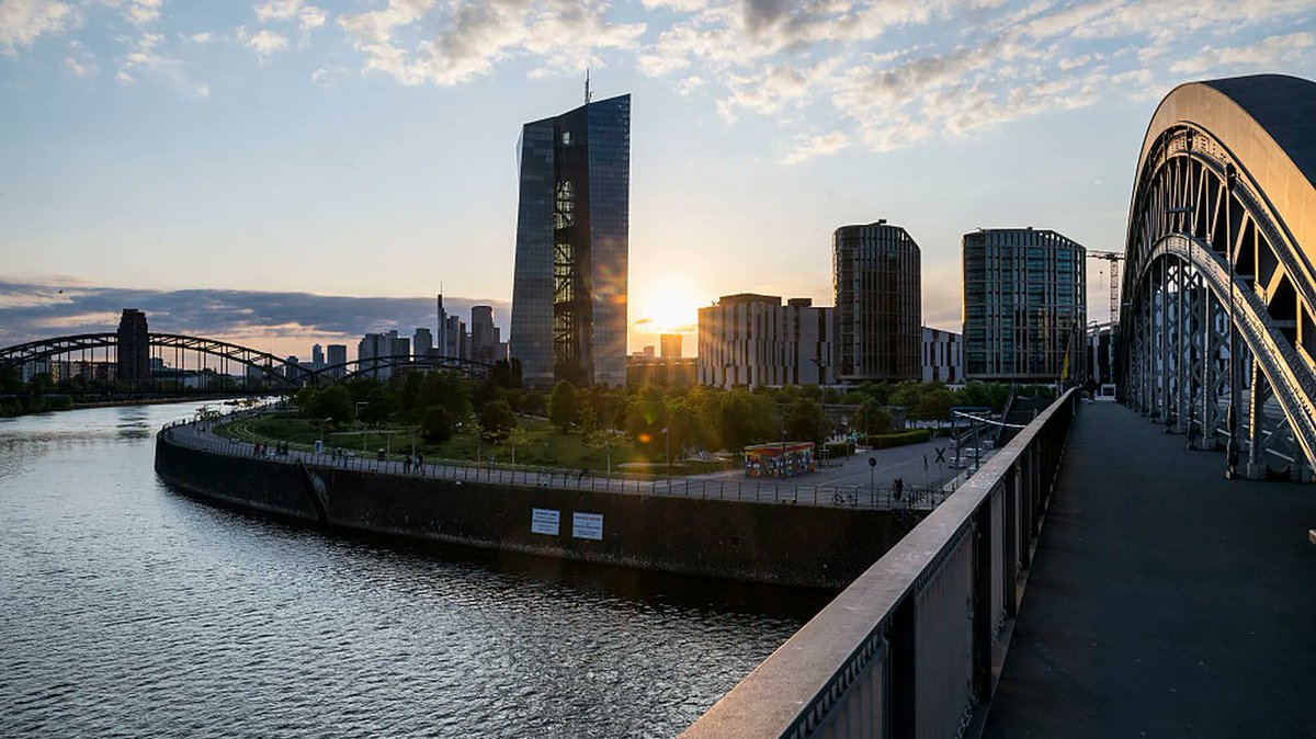 【欧洲央行维持2%基准利率不变】
欧洲央行称欧元区劳动力市场“强劲”，私营部门资产负债表“稳健”，而通胀前景“基本上没有变化”。
www1.ftchinese.com/premium/001108…