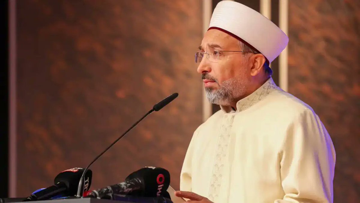 "Hoş geldin" dediler.
Daha ilk dakikada hedefe koydular.
Cumhuriyet, bugünkü cuma hutbesindeki "Sapkın akımlar, batıl ideolojiler aile yapısını bozmaya çalışmakta, özgürlük bahanesiyle gayrimeşru birliktelikler aile olarak sunulmaktadır" ifadesinden yola çıkıp, yeni Diyanet