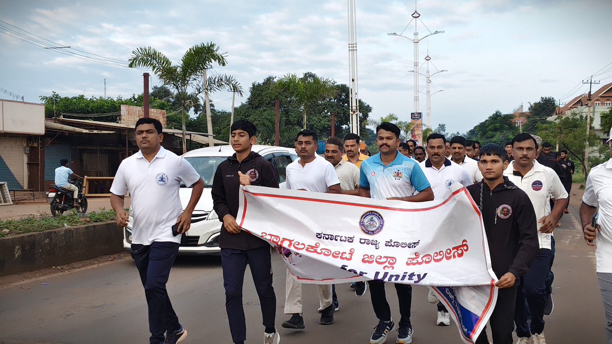 Jkdtownps's tweet photo. ಅಕ್ಟೋಬರ್ 31 ರಂದು “ಸರ್ಧಾರ್ ವಲ್ಲಾಭಾಯಿ ಪಟೇಲ್” ಅವರ ಜನ್ಮದಿನದ ಅಂಗವಾಗಿ ಏಕತೆ, ಭ್ರಾತೃತ್ವ ಮತ್ತು ರಾಷ್ಟ್ರೀಯ ಸಮಗ್ರತೆಯ ಮಹತ್ವವನ್ನು ಸ್ಮರಿಸಲಾಗುತ್ತದೆ. ಆ ಪ್ರಯುಕ್ತ
ಜಮಖಂಡಿ ವೃತ್ತ ನಿರೀಕ್ಷಕರಾದ ಶ್ರೀ ಎಂ.ಡಿ. ಮಡ್ಡಿ ರವರ ನೇತೃತ್ವದಲ್ಲಿ ಇಂದು “ಏಕತಾ ನಡಿಗೆ” (Run for Unity) ಕಾರ್ಯಕ್ರಮವನ್ನು ಹಮ್ಮಿಕೊಳ್ಳಲಾಯಿತು. https://t.co/ajoDuSC9O3