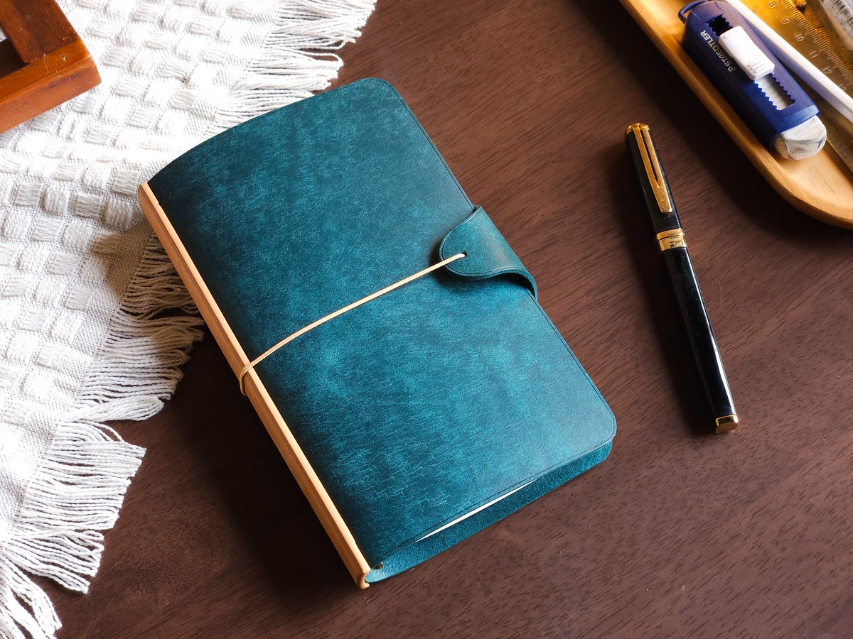 [DayShell Themes]
오랫동안 준비한 문구공방 쉘터의 첫번째 다이어리 라인업, [데이쉘 테마]를 도쿄 국제펜쇼에서 최초 공개합니다. 군더더기 없는 디자인과 섬세한 수작업으로 구현한 최고의 필기 경험을 느껴보세요. 문구공방 쉘터의 부스는 F-16에 위치해 있습니다. 잘 부탁드립니다!

【DayShell