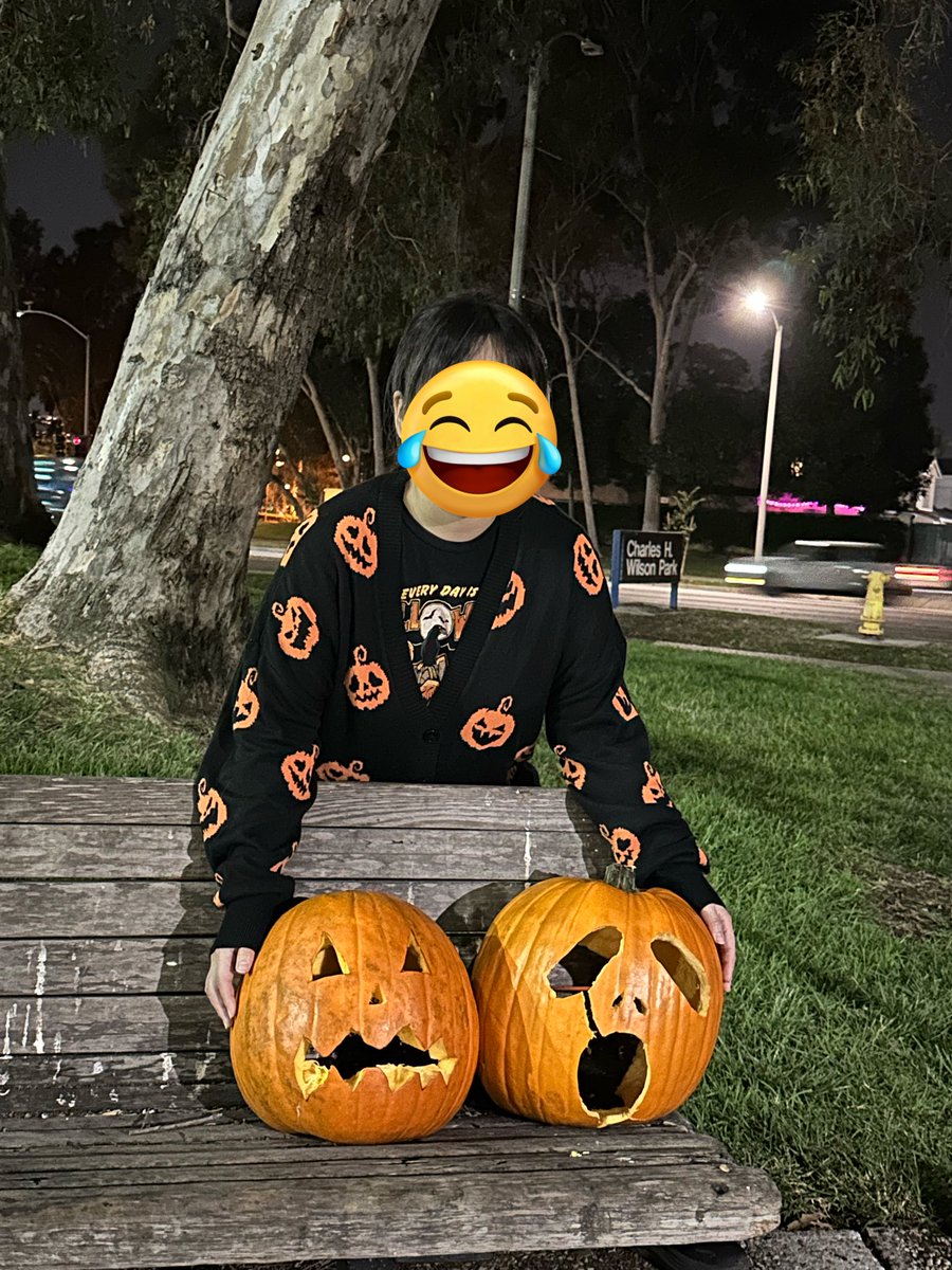 산책중에 만난 호박 ㅋㅋㅋ 
걍 동내 공원에 있었음ㅋㅋㅋ