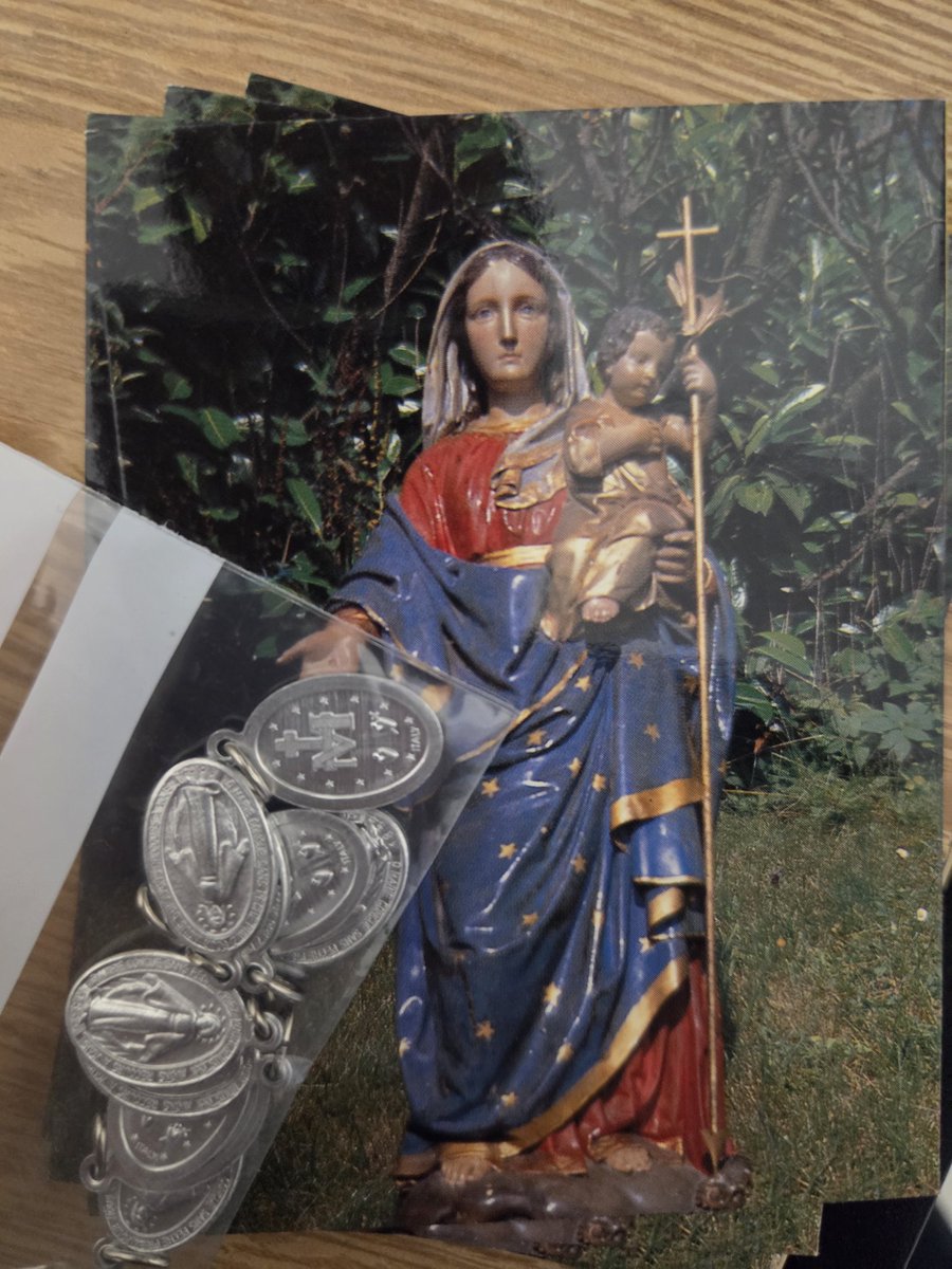 OnlyTheMich's tweet image. Prières et medailles miraculeuses, prêt pour la distribution de friandises de ce soir. 🎃