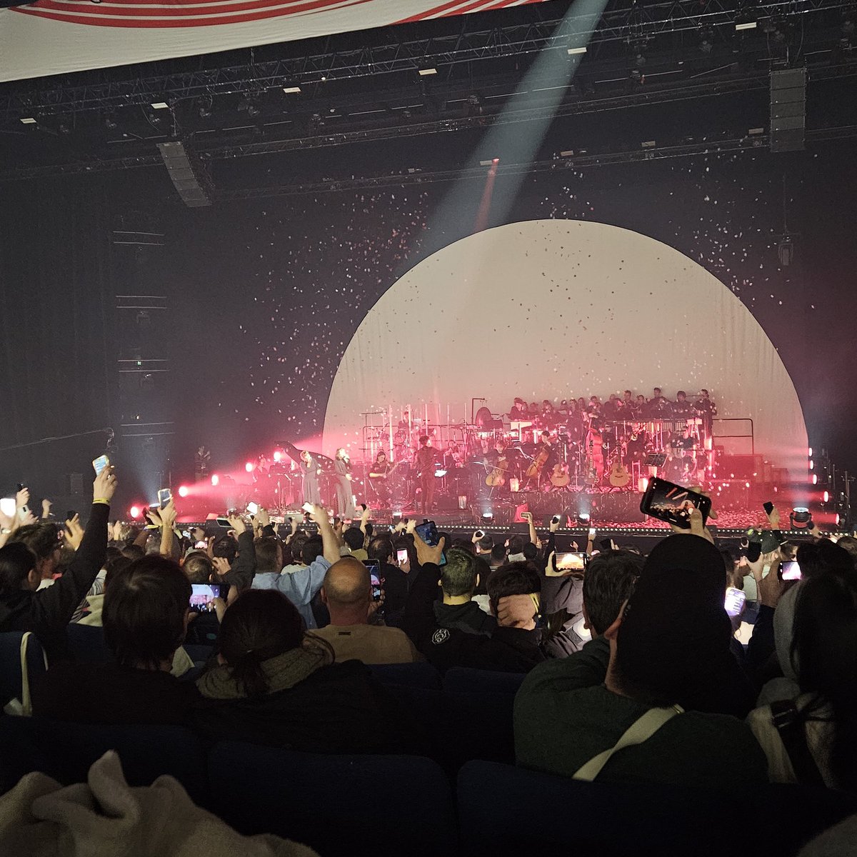 Immense succès hier soir pour le concert Clair Obscur E33 à Paris 🎵
Bravo et merci pour ce fabuleux moment🙏
