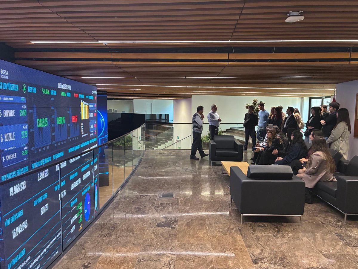 Ekonomi ve Finans Bölüm Başkanımız Dr. Öğr. Üyesi Mehmet Saya, Başkan Yrd. Dr. Öğr. Üyesi Tuğba Kantarcı, Kalite Temsilcimiz Dr. Öğr. Üyesi Funda Kara, Dr. Öğr. Üyesi Ifedolapo Olabisi Olanipekun ve Doç.Dr.Bülent İlhan, öğrencilerimizle birlikte Borsa İstanbul’u ziyaret etti 💼📈