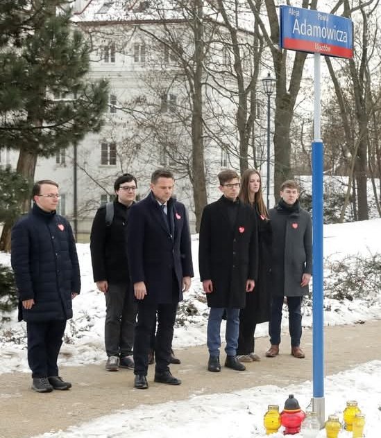 Jutro 01 listopada Polacy zapalą znicze na cmentarzach a "europejczycy" jak zwykle pod tabliczkami z nazwą ulicy.