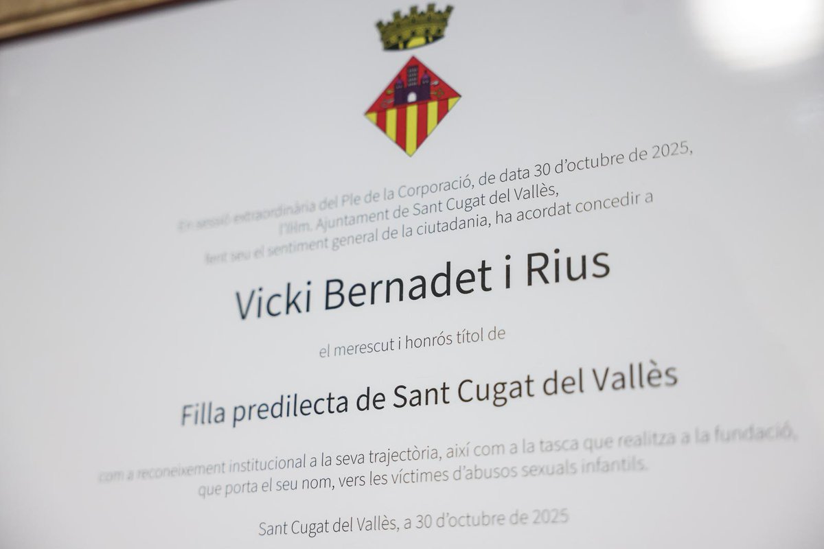 ercsantcugat's tweet image. Aquest dijous el #plestc ha reconegut la trajectoria de @vickibernadet amb el nomenament com a Filla Predilecta de #SantCugat. Tot un homenatge al seu compromís envers la dignitat dels infants.