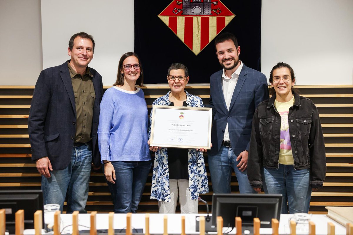 ercsantcugat's tweet image. Aquest dijous el #plestc ha reconegut la trajectoria de @vickibernadet amb el nomenament com a Filla Predilecta de #SantCugat. Tot un homenatge al seu compromís envers la dignitat dels infants.