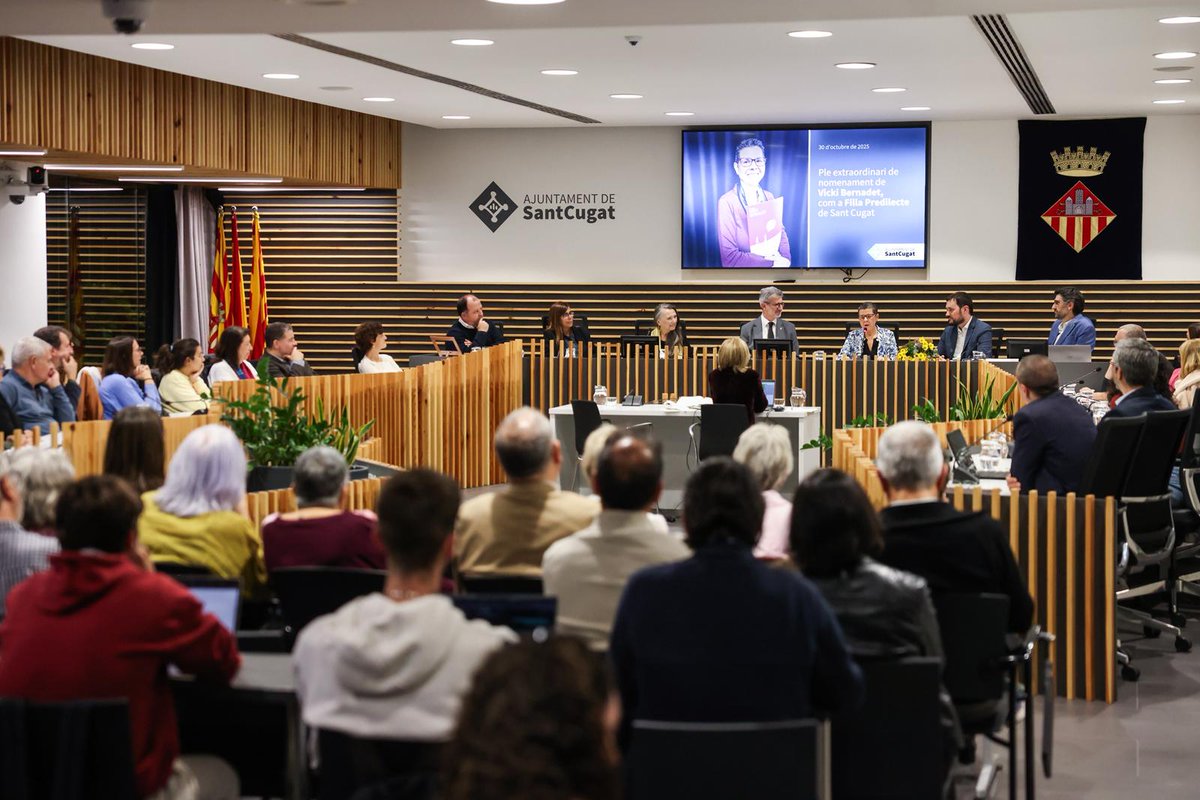 ercsantcugat's tweet image. Aquest dijous el #plestc ha reconegut la trajectoria de @vickibernadet amb el nomenament com a Filla Predilecta de #SantCugat. Tot un homenatge al seu compromís envers la dignitat dels infants.