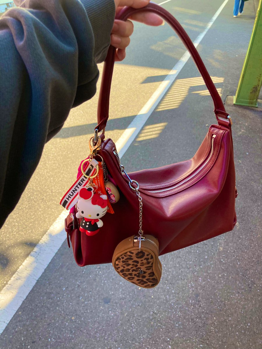 Carinas_roze's tweet photo. かわいい〜〜!!レオパード柄と赤色むっっっちゃ相性良き💘
赤色のバッグにはキティちゃん合うね🐈⬛🎀もっとデコりたい!!!
#giftting #スタンドオイルバッグデコ #スタンドオイル #standoil @standoil_jp https://t.co/Km8HRCQdF6